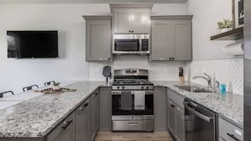 Fridge, microwave, stovetop, dishwasher