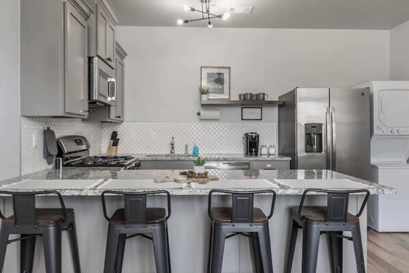 Fridge, microwave, stovetop, dishwasher