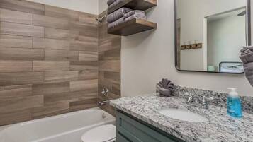 Douche, serviettes fournies, savon, shampoing