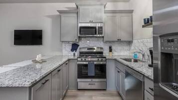 Réfrigérateur, micro-ondes, plaque de cuisson, lave-vaisselle