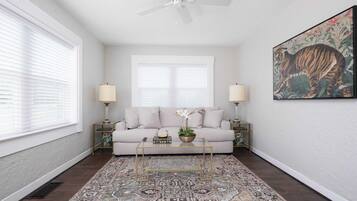 Een televisie, een open haard en een kantoor