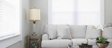 Televisión, chimenea y oficina