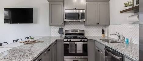 Kühlschrank, Mikrowelle, Herdplatte, Geschirrspüler