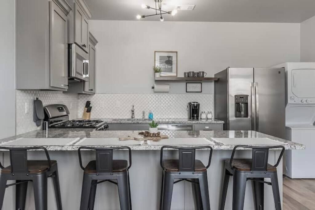 Fridge, microwave, stovetop, dishwasher