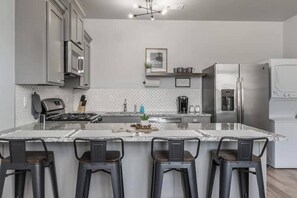 Réfrigérateur, micro-ondes, plaque de cuisson, lave-vaisselle