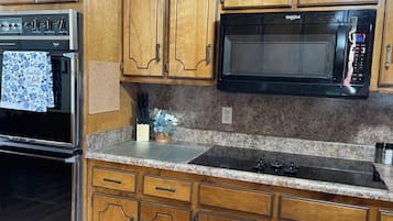 Geladeira, micro-ondas, cooktop, lava-louças