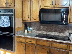 Fridge, microwave, stovetop, dishwasher - Westgate Retreat Perfectly Located off I-40 (Amarillo)