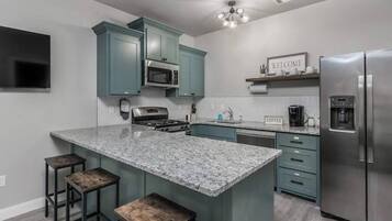 Réfrigérateur, micro-ondes, plaque de cuisson, lave-vaisselle