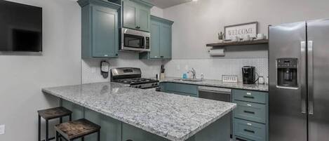 Fridge, microwave, stovetop, dishwasher