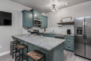 Kjøleskap, mikrobølgeovn, kokeplater og oppvaskmaskin