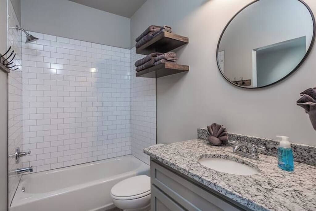 Douche, serviettes fournies, savon, shampoing