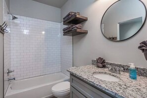 Dusj, håndklær, såpe og sjampo