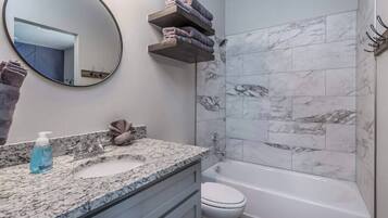 Douche, serviettes fournies, savon, shampoing