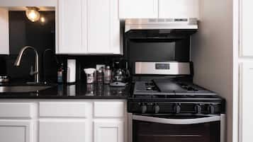 Geladeira, cooktop, lava-louças, cafeteira/chaleira