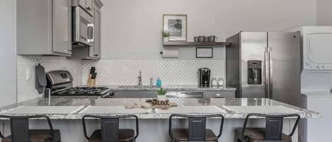 Réfrigérateur, micro-ondes, plaque de cuisson, lave-vaisselle