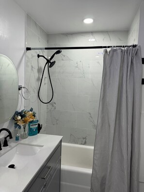 Haartrockner, Handtücher, Seife, Toilettenpapier