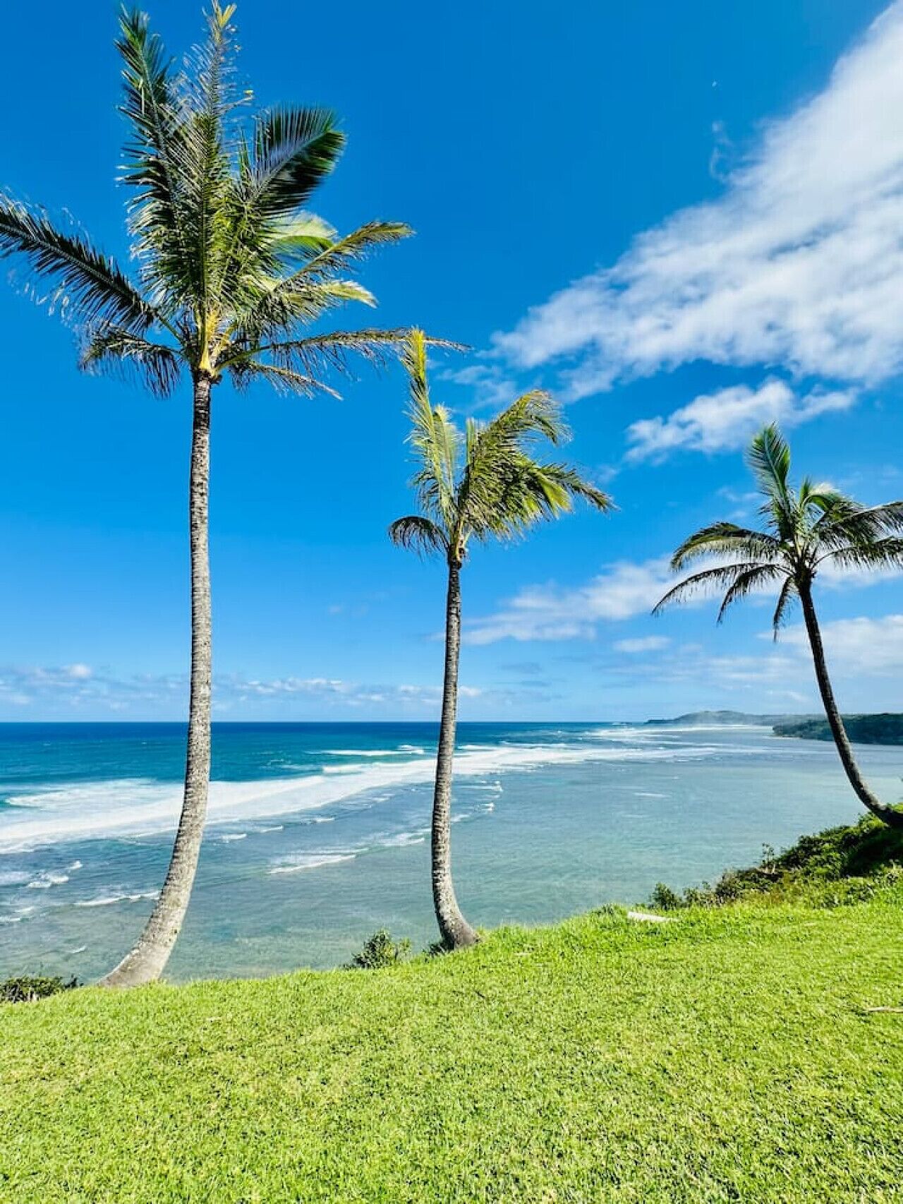 Ranta lähistöllä, aurinkotuoleja, rantapyyhkeitä