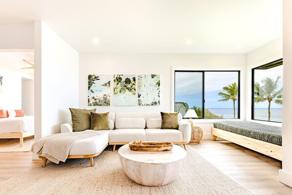 Smart-TV, bøker og stereoanlegg