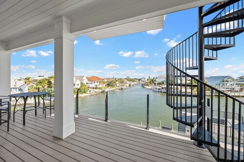 Ultra-Luxury Waterfront Estate, Private Beach & Large Dock, Sleeps 26