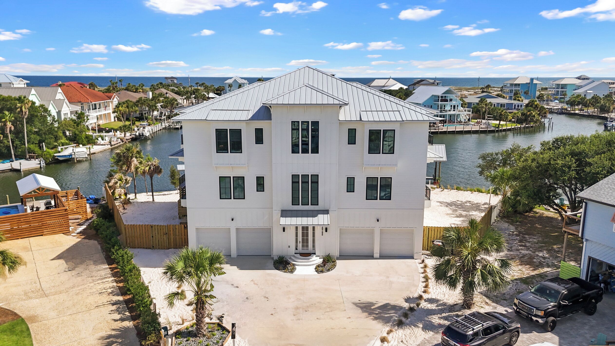 Un bâtiment à deux étages, doté d’un toit plat, d’une entrée centrale et d’une allée menant à un espace de stationnement.