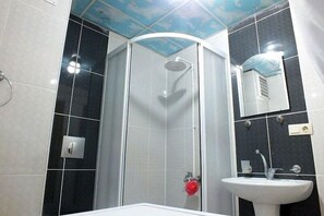 Suite | Bathroom | Hair dryer, slippers, towels, soap - Ipekyolu Otel (Van)