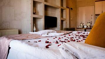 Comfort Suite, Balcony | Desk, iron/ironing board, free WiFi