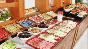بوفيه فطور مجانًا يوميًا