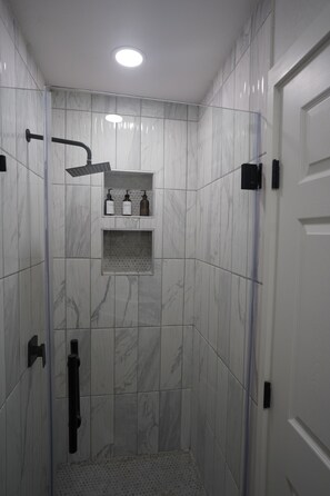 Serviettes fournies, savon, papier toilette
