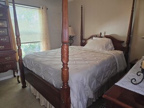 4 habitaciones, tabla de planchar con plancha, wifi y ropa de cama