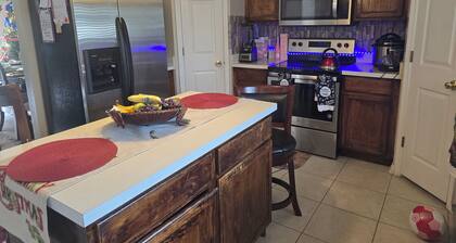 Beautiful 4-bedroom house ,AC and WiFi in Deltona, 35 min from Disney,Universal
