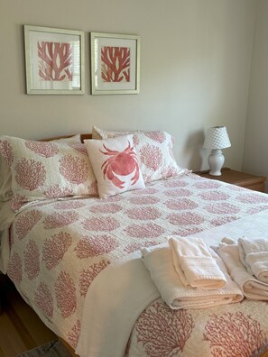 3 bedrooms, desk, iron/ironing board, free WiFi - NEW! Charming Cottage, Pet friendly, Hot tub, Dock & Pool Access-2 mi to Beach (Ocean View)