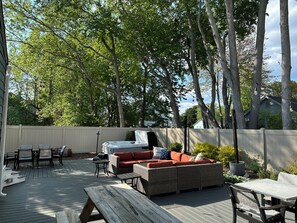 Outdoor dining - NEW! Charming Cottage, Pet friendly, Hot tub, Dock & Pool Access-2 mi to Beach (Ocean View)