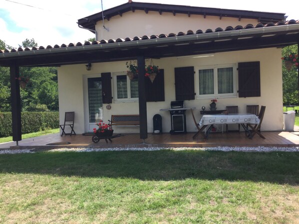 Outdoor dining - Quiet country cottage (Rion-des-Landes)