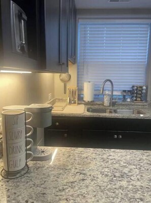 Private kitchen - Free laundry & parking/walk to 606 & restaurants (Chicago)