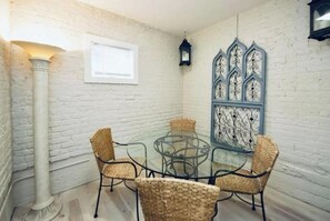 Dining - King+Queen 2bedrm by DT/Ohare/Laundry/easy park (Chicago)