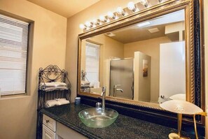 Hair dryer, towels, soap, toilet paper - King+Queen 2bedrm by DT/Ohare/Laundry/easy park (Chicago)