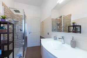 Shower, hair dryer, bidet, towels - Pigneto Second Apartment (Rome)