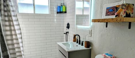 Serviettes fournies, savon, papier de toilette