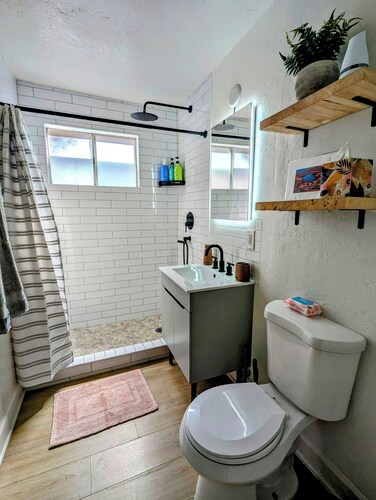 Cozy 1 Bedroom Mid-Town Escape