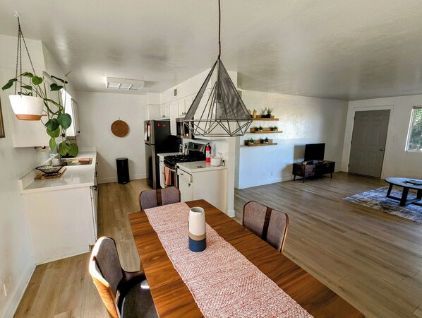 Mikrovågsugn, ugn, spishäll och diskmaskin