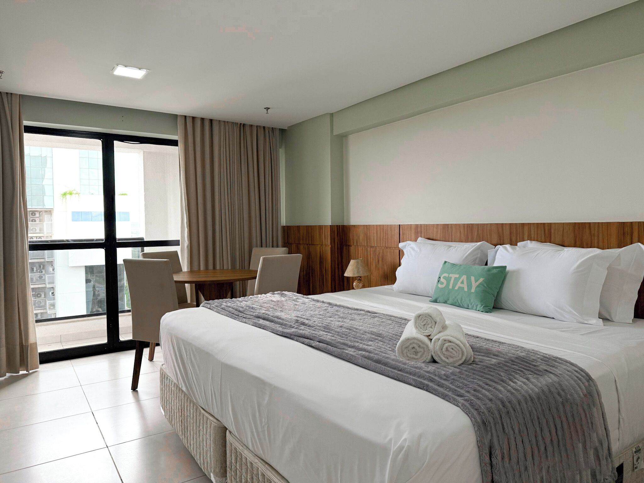 Una habitación de hotel con una cama grande, un escritorio y una silla.