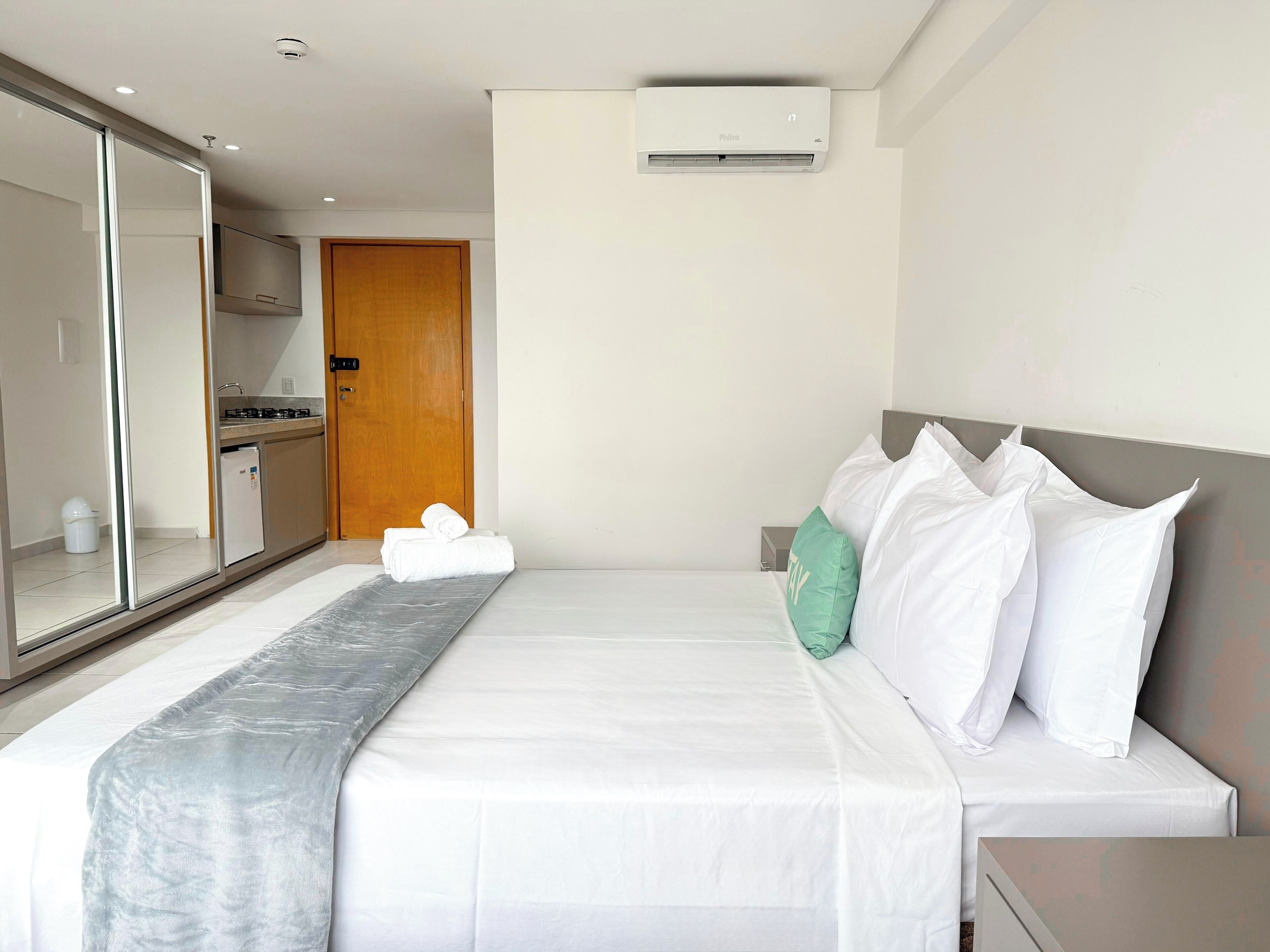 1 camera, una cassaforte in camera, con stile personalizzato