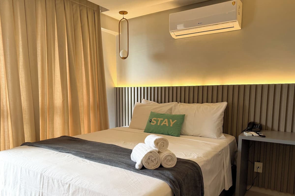 Apartemen Deluks, 1 kamar tidur, balkon, pemandangan kota | 1 kamar tidur, brankas, dan didekorasi berbeda-beda