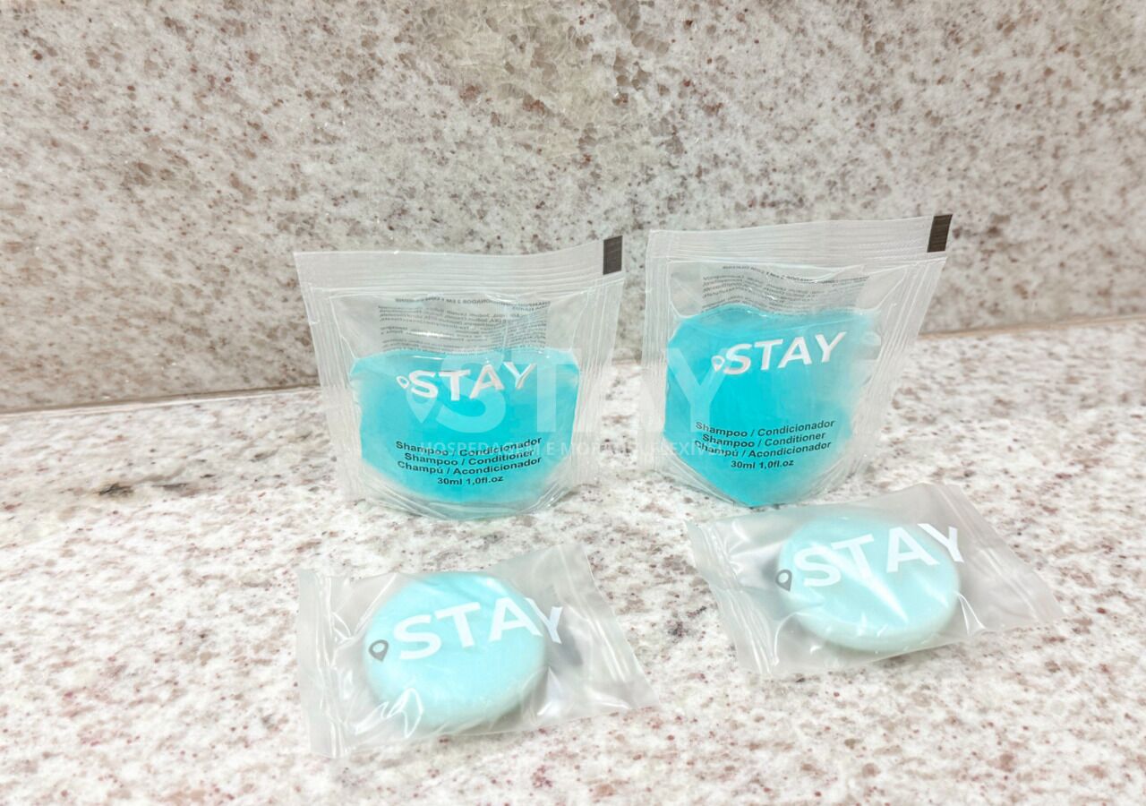 Dos bolsas de plástico transparente con contenido azul y la palabra 'STAY' impresa en ellas, sobre una encimera con manchas.