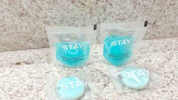 Dos bolsas de plástico transparente con contenido azul y la palabra 'STAY' impresa en ellas, sobre una encimera con manchas.