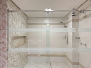 شقة بريميم | حمام | تجهيزات دش، مناشف، صابون، ورق حمّام