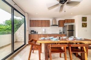 Geladeira, micro-ondas, cooktop, cafeteira/chaleira