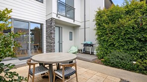 Outdoor dining - Magic Driftwood - A relaxing coastal getaway (Torquay)