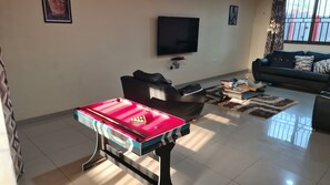 42-inch LCD TV with satellite channels - The Charways Lodge (Accra)
