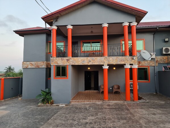 In-room safe, individually decorated, individually furnished - The Charways Lodge (Accra)